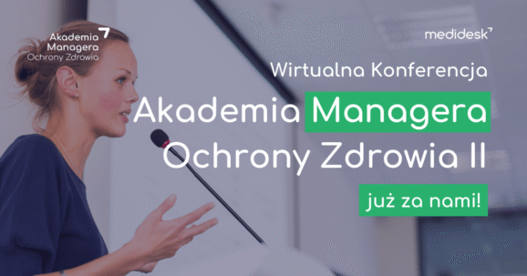 Kobieta podczas wystąpienia na konferencji szkoleniowej.