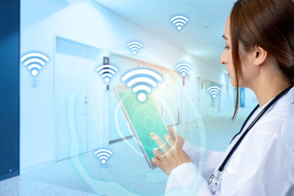Pani doktor łącząca się w przychodni za pomocą wifi.