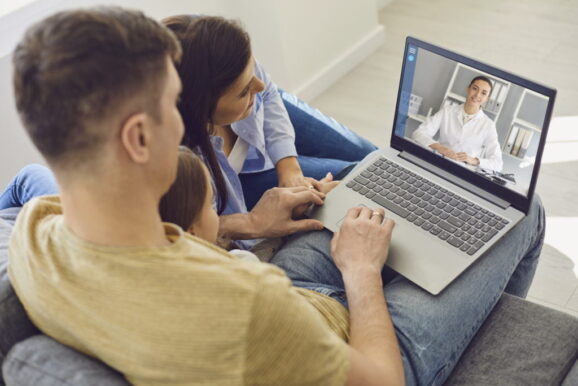 Rodzina z dzieckiem podczas konsultacji online